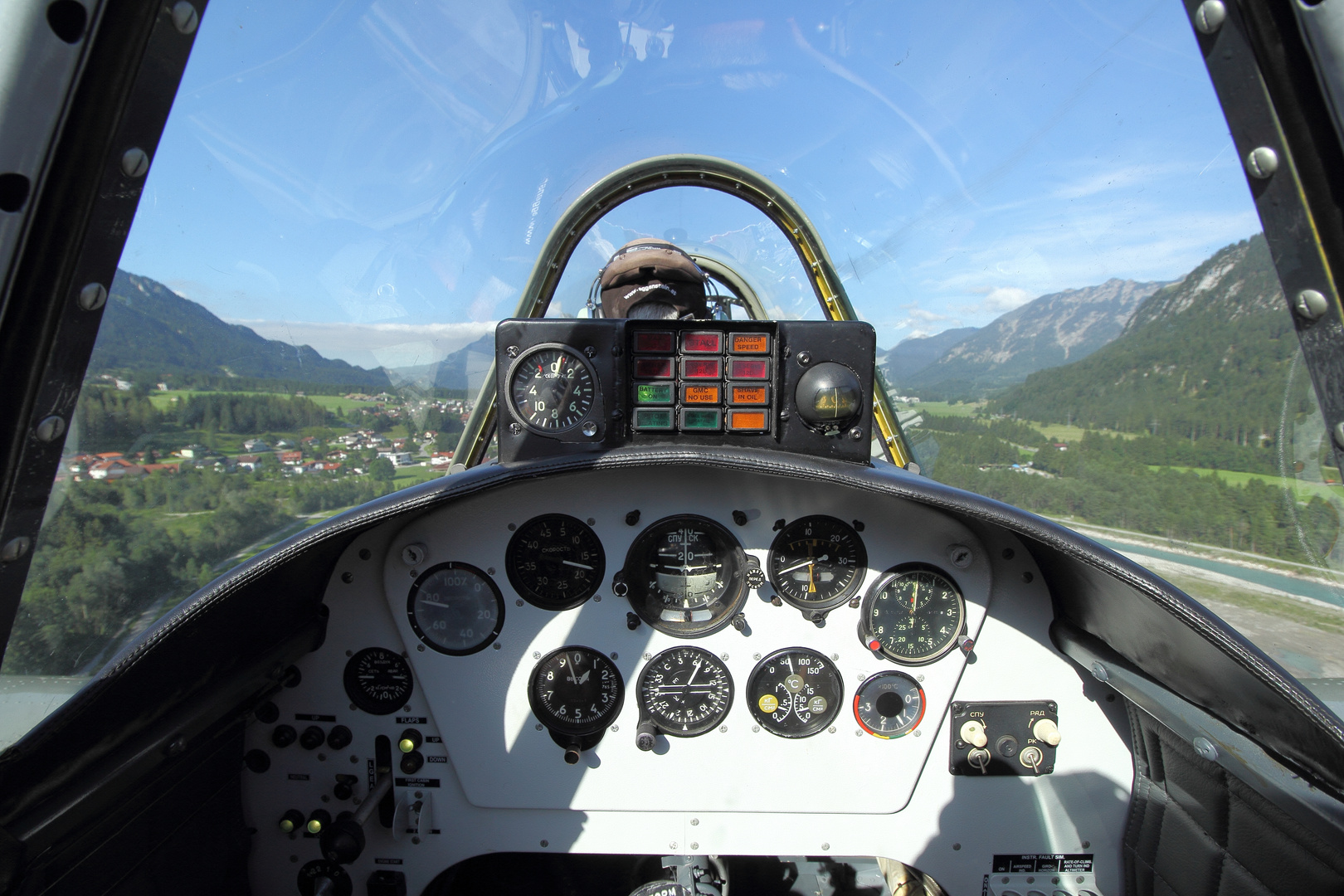 YAK 52- im Landeanflug auf LOIR - Höfen Tirol