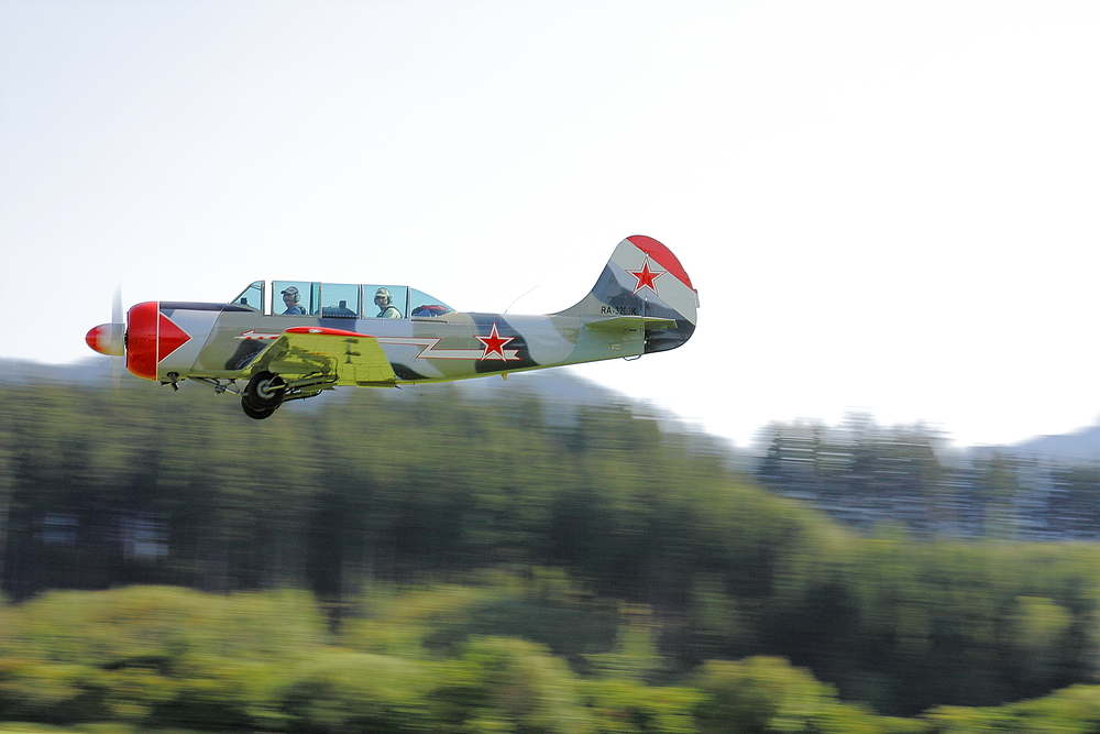 Yakovlev Yak-52 - im Niederen Überflug - Flugplatzfest Füssen 2011