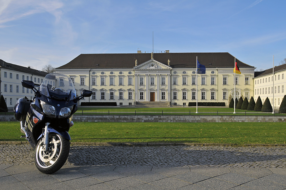 Yamaha FJR 1300 A vor dem Schloss Bellevue