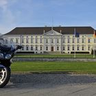 Yamaha FJR 1300 A vor dem Schloss Bellevue