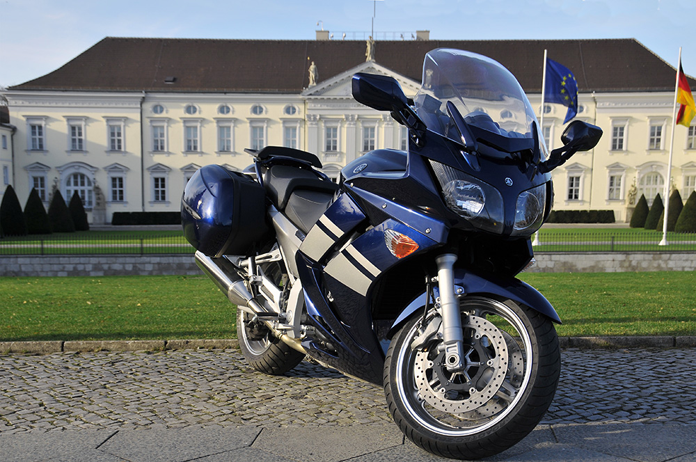 Yamaha FJR 1300 A vor dem Schloss Bellevue II