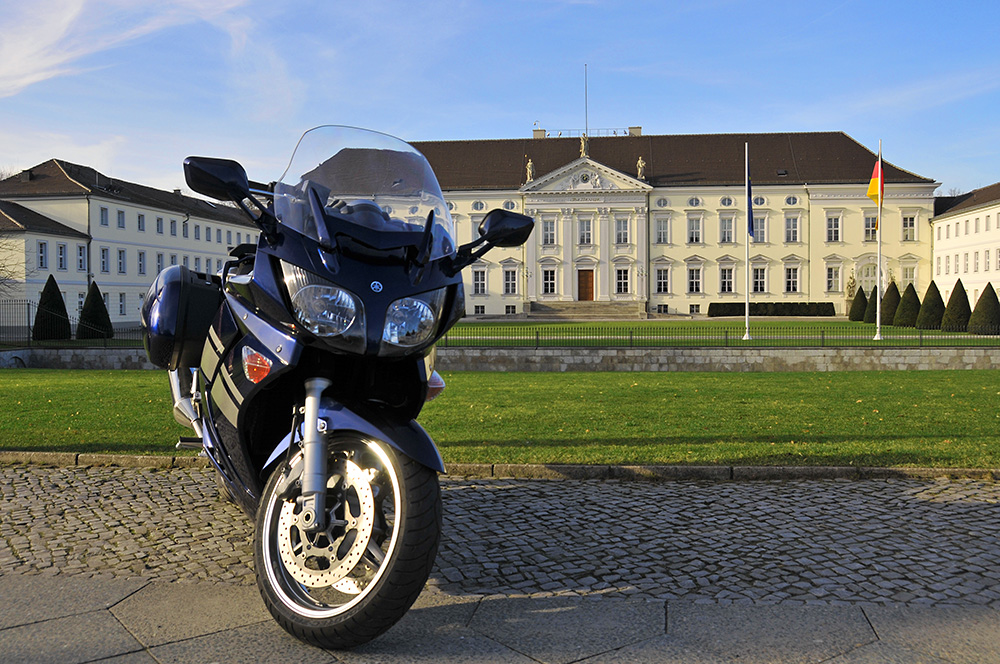 Yamaha FJR 1300 A vor dem Schloss Bellevue III