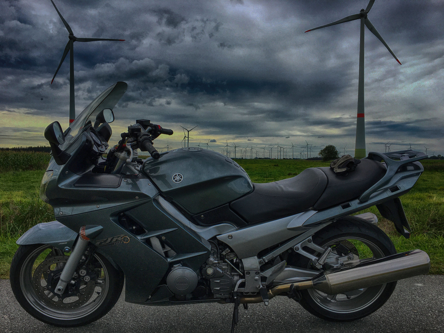 Yamaha FJR 1300 vor Stromwindmühlen