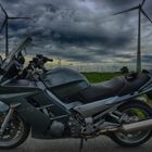 Yamaha FJR 1300 vor Stromwindmühlen