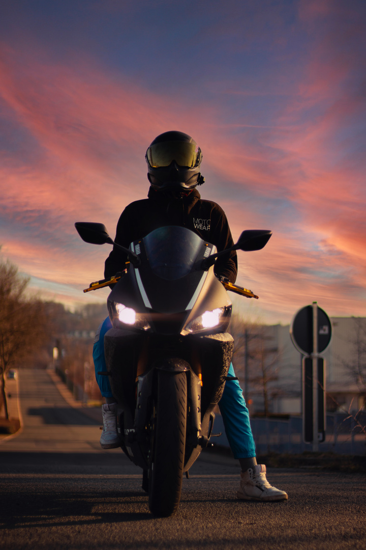 Yamaha R3 im Sunset