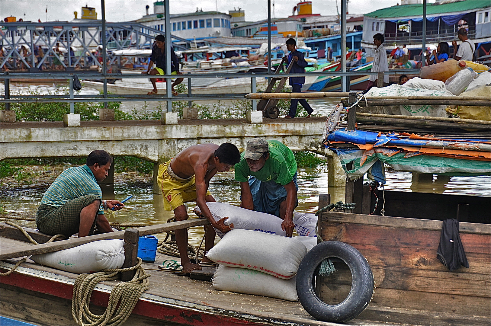 yangon hafen (handshots) VIII, burma 2011