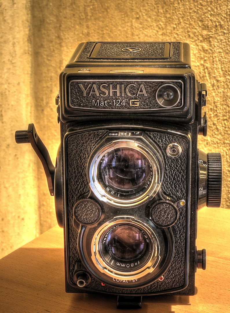 Yashica Mat-124G