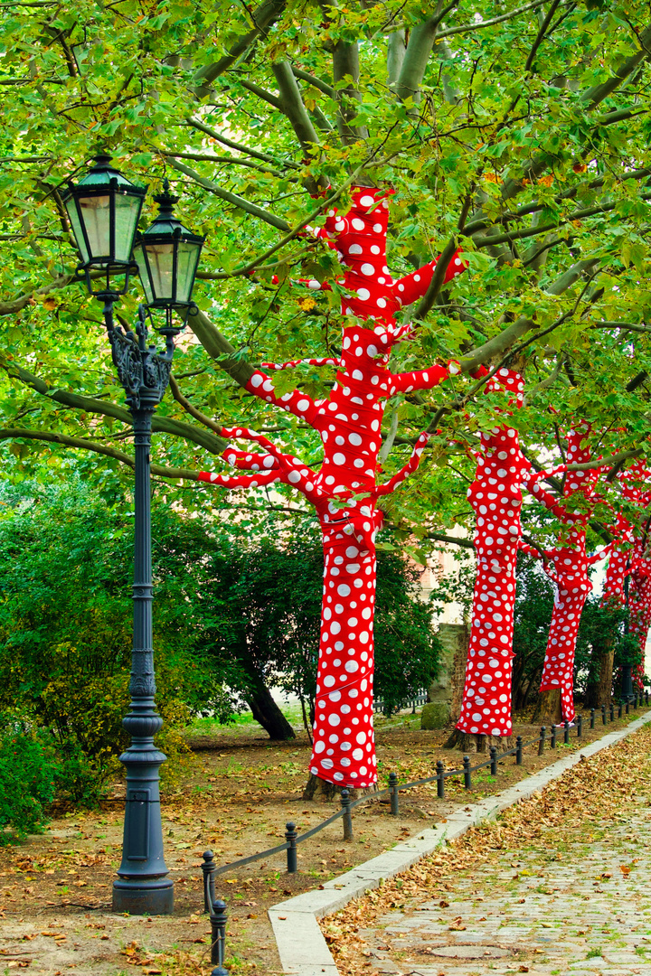 Yayoi Kusama Rot mit weißen Flecken