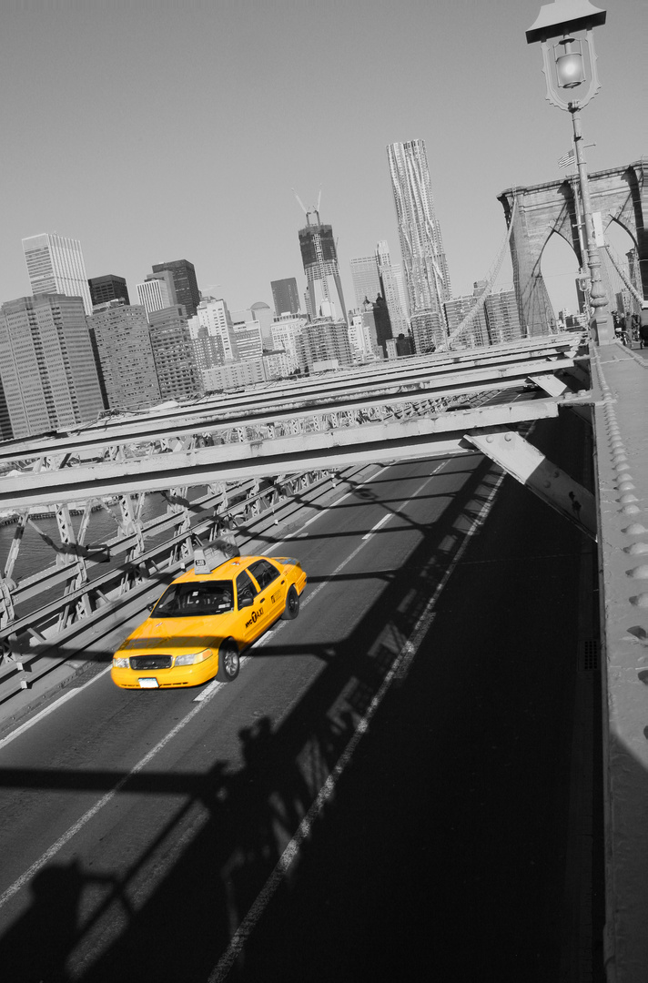 Yellow Cab auf der Brooklyn Bridge