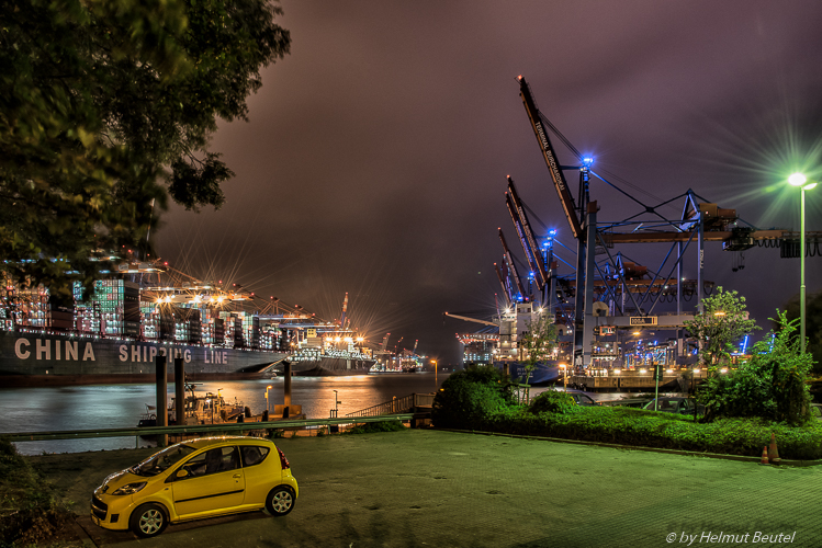 Yellow car @ blue port