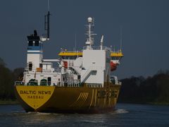 yellow - Frachter BALTIC NEWS auf dem Nord-Ostsee-Kanal