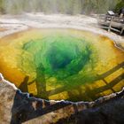 Yellowstone morning glory pool mit Fotograf