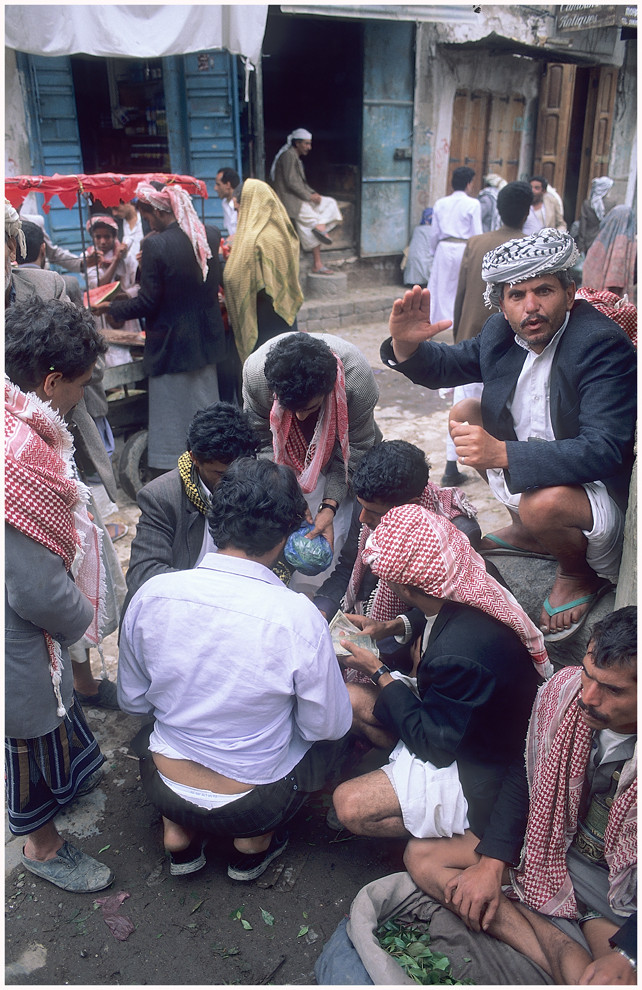 YEMEN - SANAA - IM SOUK DER KATHÄNDLER - Die Qualität bestimmt den Preis