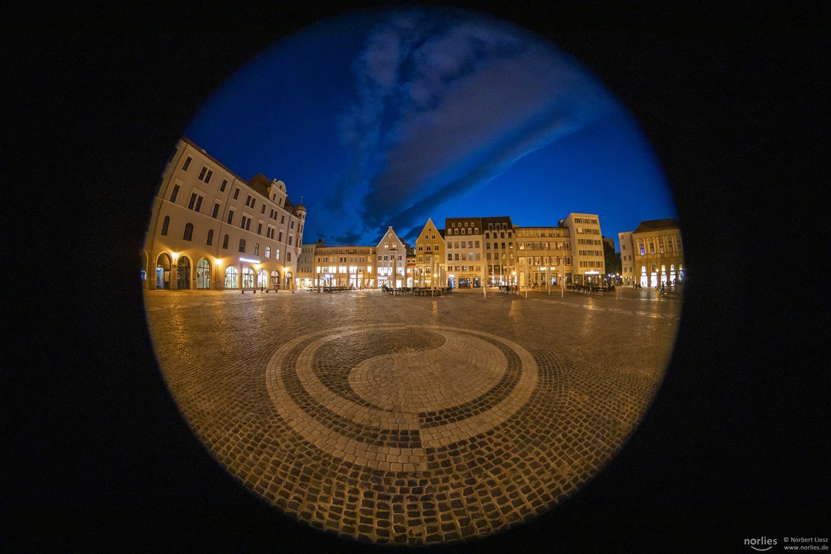 Yin und Yang am Rathausplatz