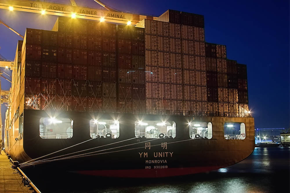 YM UNITY unter Beladung am TCT Terminal