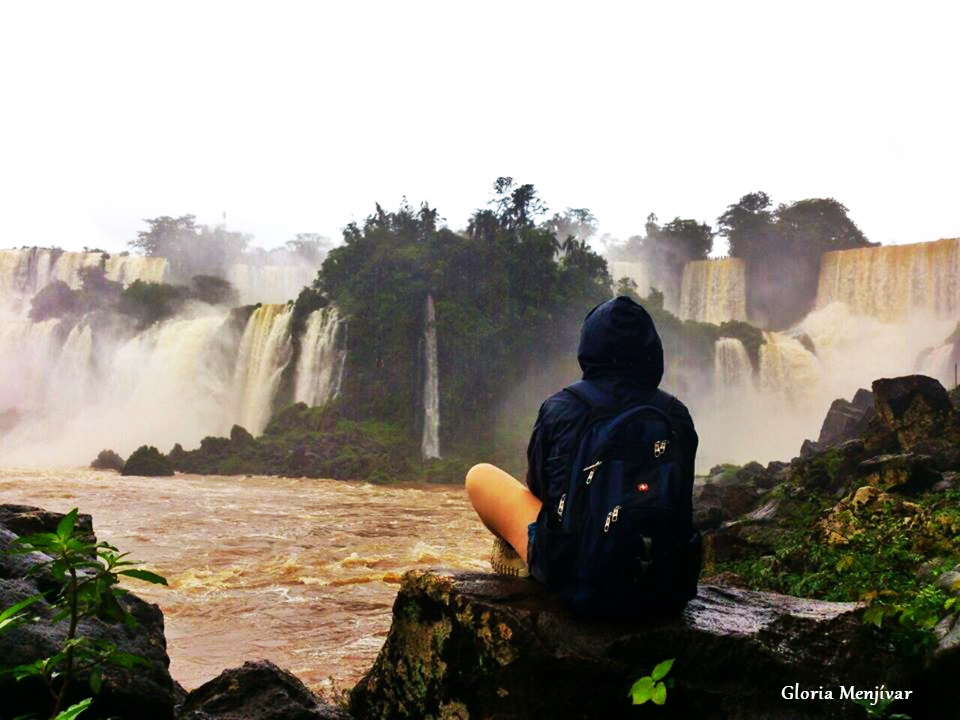 Yo, admirando las Cataratas del Iguazú del lado Argentino.