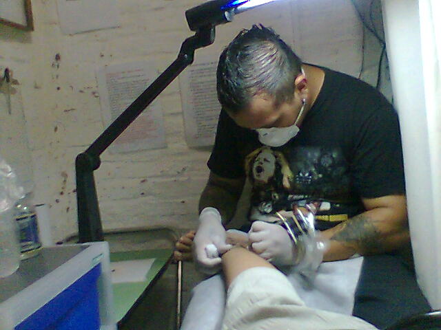 yo tatuando un pie