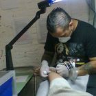 yo tatuando un pie