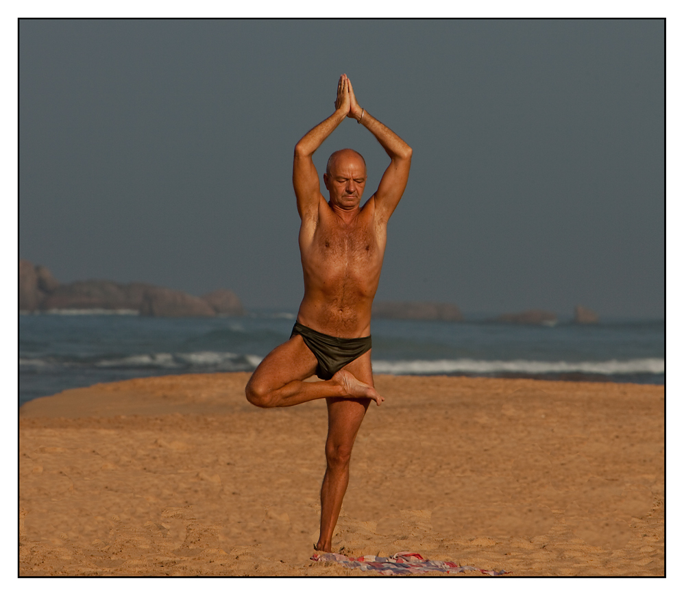 Yoga am Strand von Hikkaduwa um 6 Uhr morgens