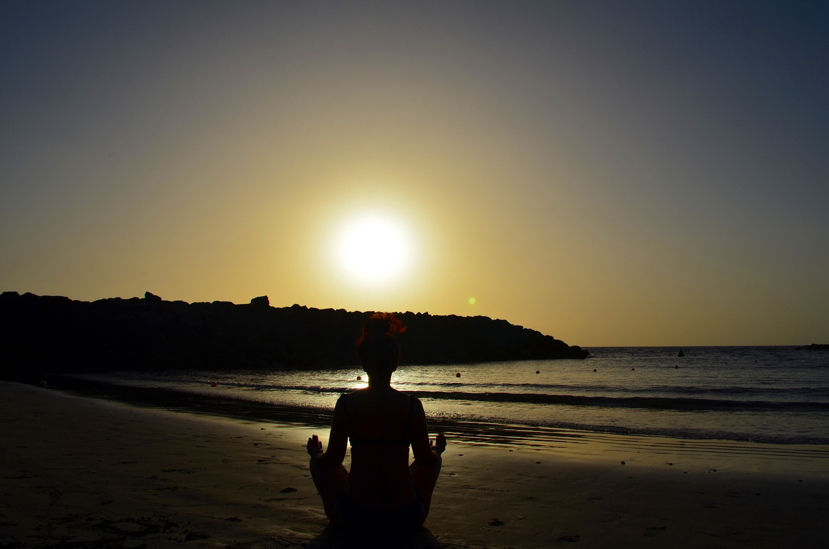 Yoga bei Sonnenuntergang am Strand