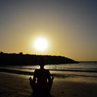 Yoga bei Sonnenuntergang am Strand
