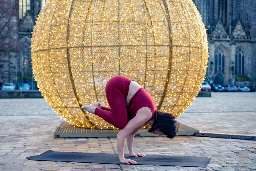 Yoga-Figuren auf dem Domplatz