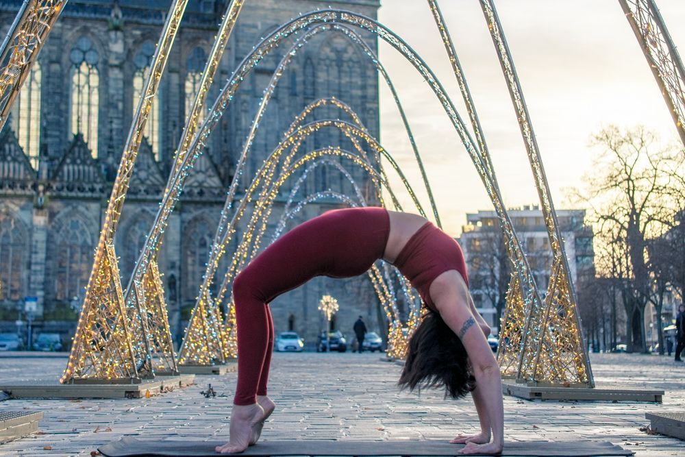 Yoga-Figuren auf dem Domplatz