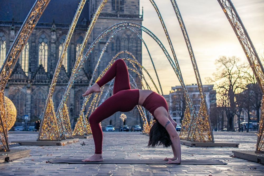 Yoga-Figuren auf dem Domplatz