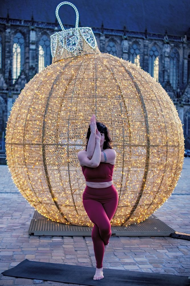 Yoga-Figuren auf dem Domplatz