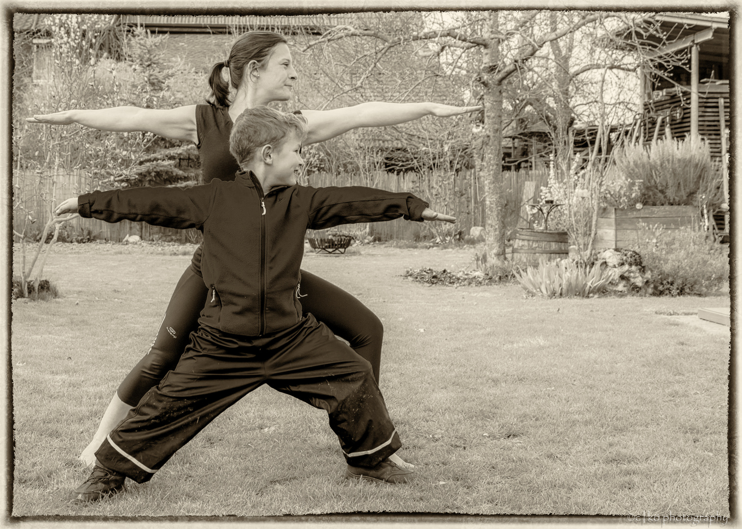Yoga im Garten mit Mama Foto & Bild szene, bearbeitungs