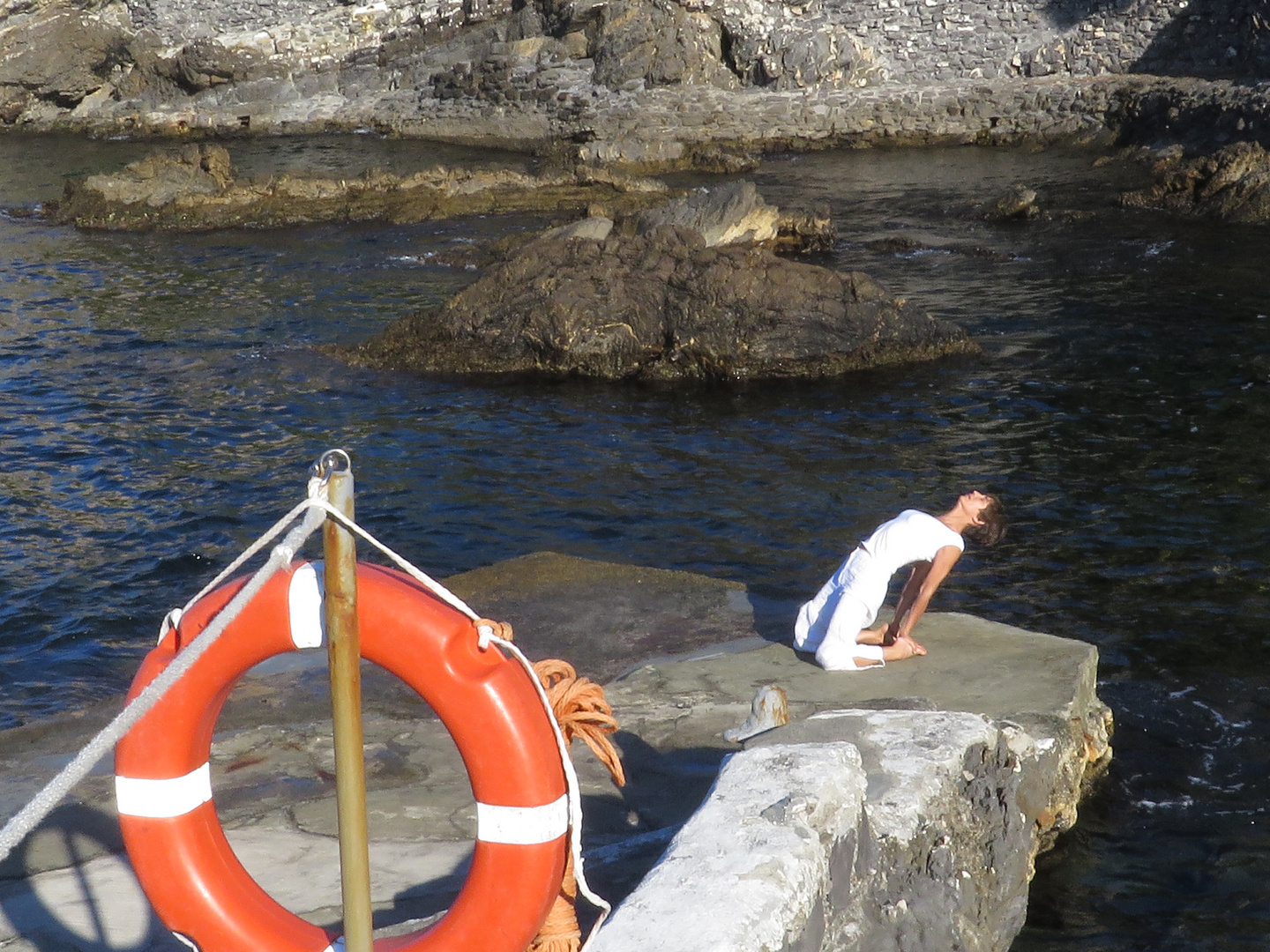 Yoga in riva al mare