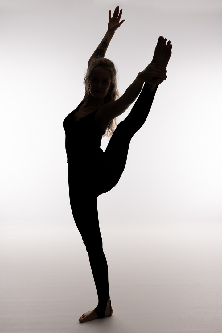 Yoga in Silhouette fotografiert