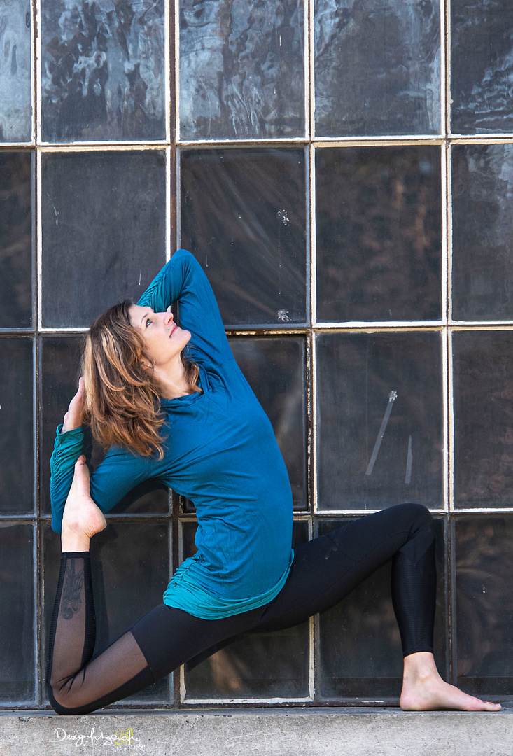 Yogapose meets window 