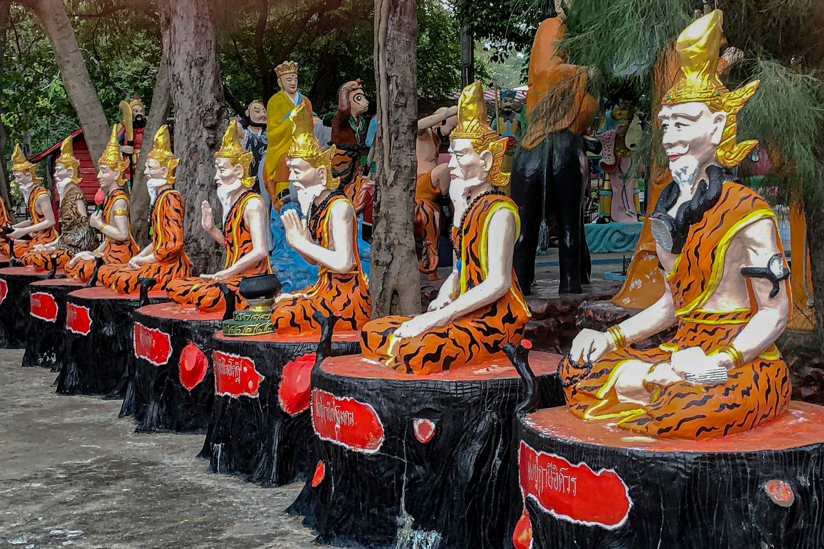 Yogi figures  in Wat Muang