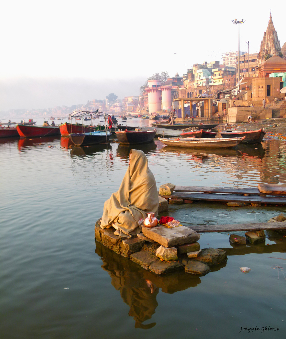 "Yogui en Meditación" ... Amaneciendo en el Ganges Varanasi. India