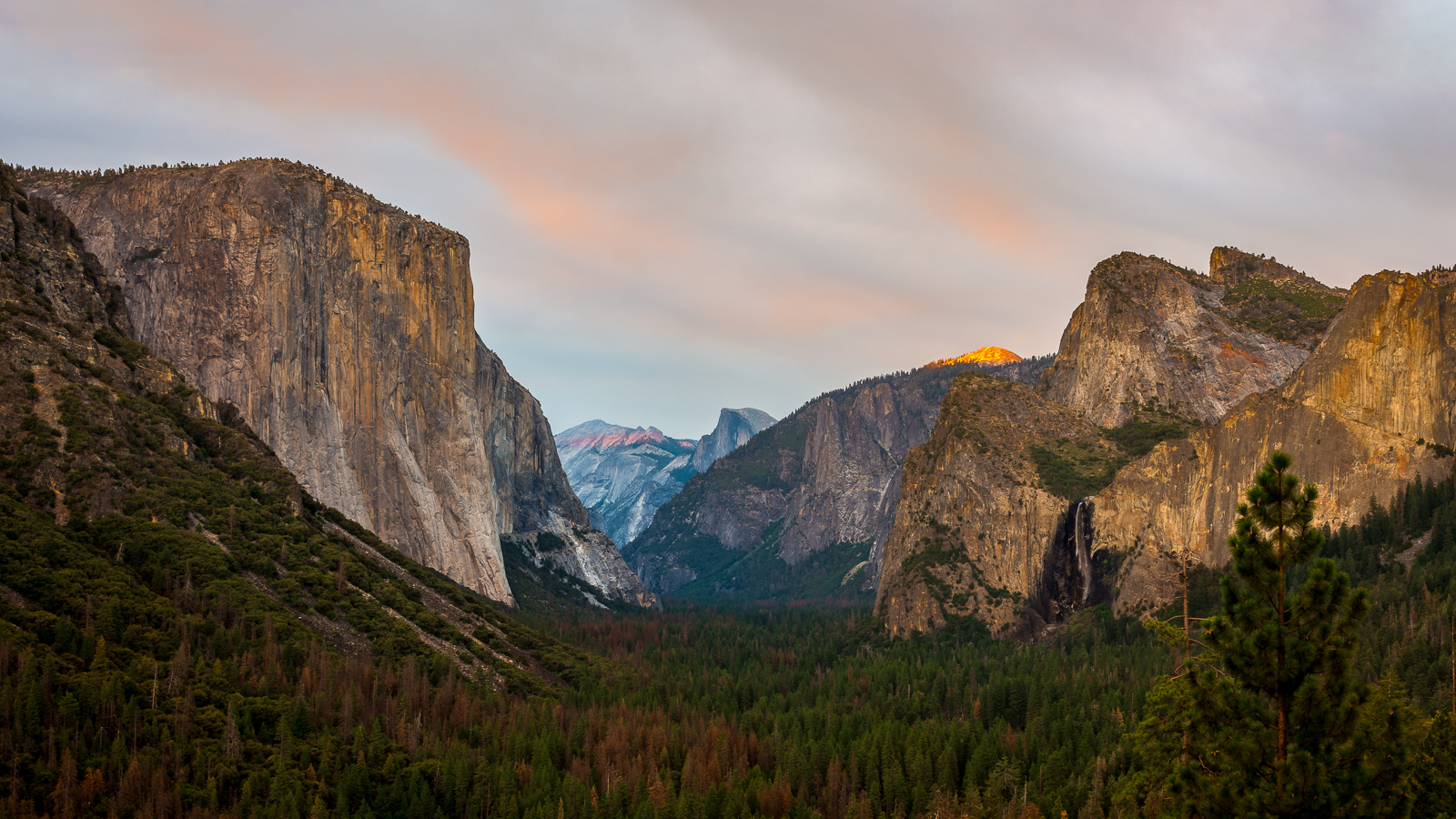 Yosemite National Park at sunset (USA)