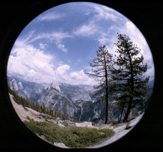 Yosemite Nationalpark: Der Halfdome und die Bridal-Veil-Falls vom Glacier Point aus
