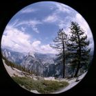 Yosemite Nationalpark: Der Halfdome und die Bridal-Veil-Falls vom Glacier Point aus