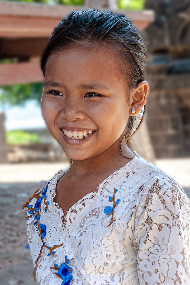 Young Balinese girl in Pura Agung Pulaki