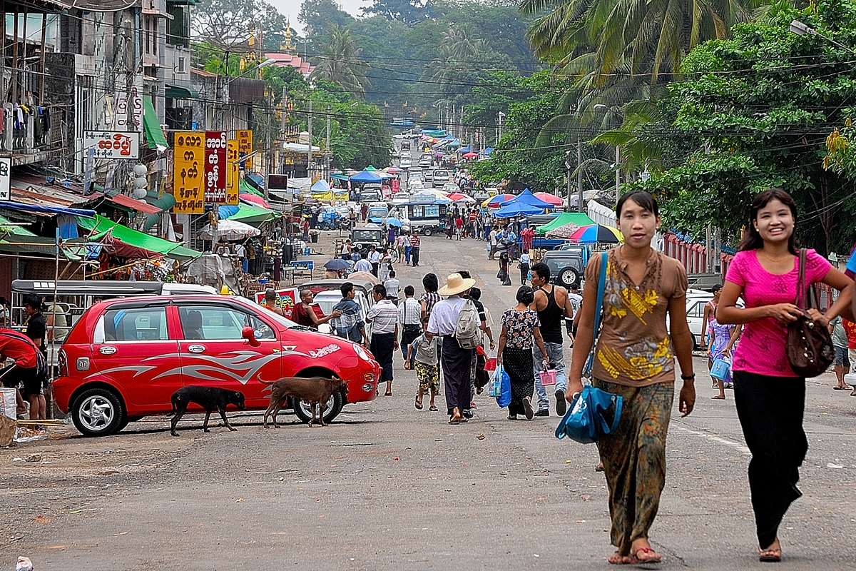 Young commuters on the way to Shwedagon