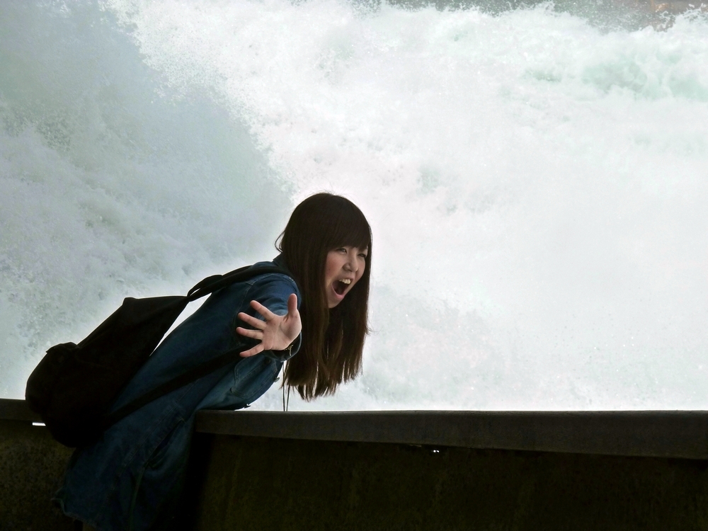 young girl am Rheinfall bei Schaffhausen