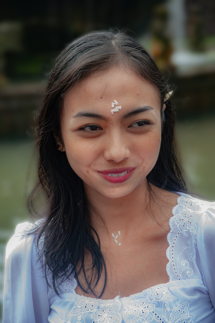 Young lady in Pura Tirta Mumbul