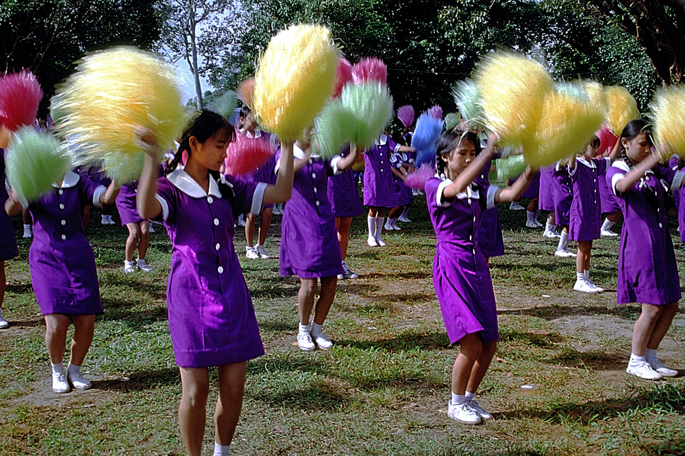 Young schoolgirls make cheerleeders