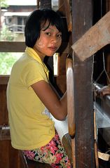 Young Shan girl working on the hand loom