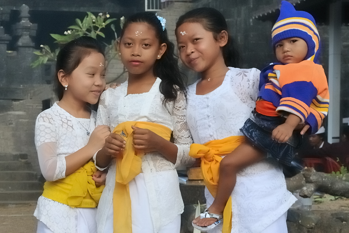 Young worshipers come to the Pura