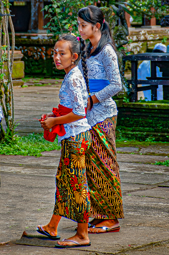 Young worshipper in Pura Luhur Batukao