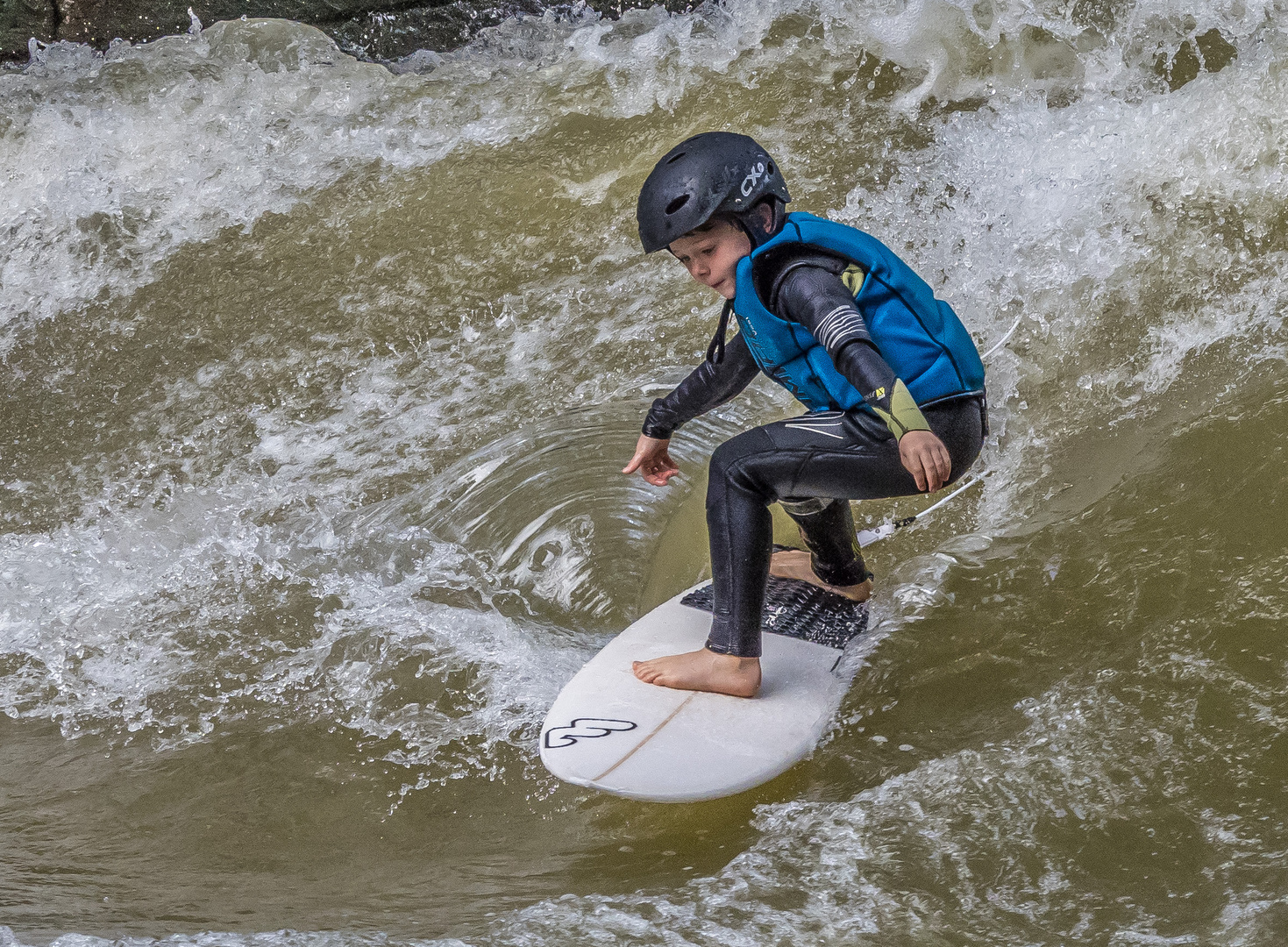 Youngster in der Eisbachwelle