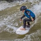 Youngster in der Eisbachwelle