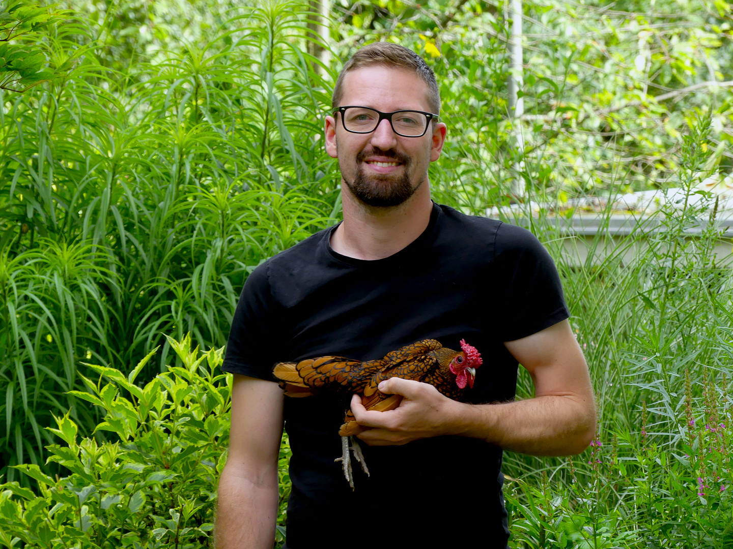 Youtuber Robert Höck im Portrait mit Sebright-Hahn