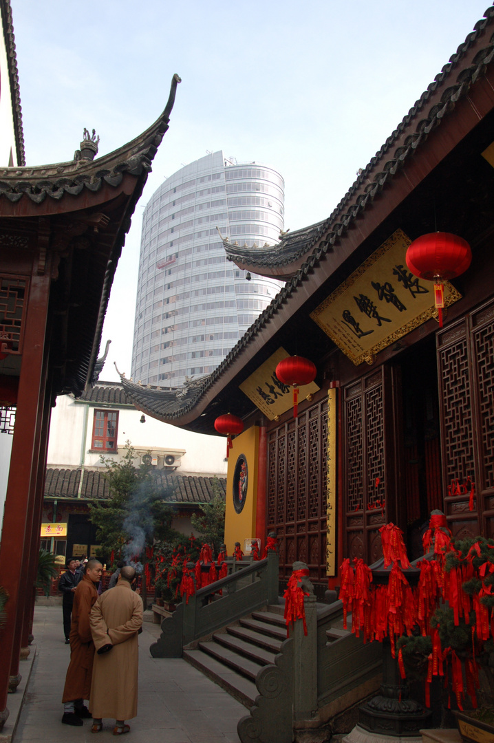 Yufo Temple - old meets new